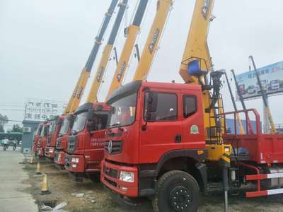 東風(fēng)小三軸隨車吊特價(jià)批發(fā)，高效省心，工程好幫手